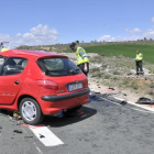 La Guardia Civil analiza los vehículos siniestrados en el accidente mortal.-VALENTÍN GUISANDE