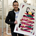 Alberto Pérez González posa con el cartel anunciador de las fiestas de San Juan. / V. G.-