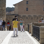 Turistas junto a la muralla de El Burgo de Osma. MARIO TEJEDOR