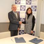 Clemente López y Laura Chamarro en la firma del convenio entre la Universidad Francisco de Vitoria y Escolapios. HDS