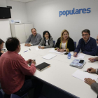 Imagen ayer de la reunión del comité de dirección popular en la sede de la calle Almazán.-LUIS ÁNGEL TEJEDOR