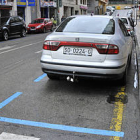 La zona azul en la calle Caro, que se implantó hace un par de semanas. / VALENTÍN GUISANDE-