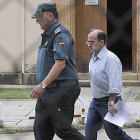 Joaquín Fernández Blázquez saliendo de la cárcel en junio. / V. GUISANDE-