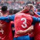 Jaume Pol se abraza con sus compañeros para celebrar un gol del Numancia esta temporada. GONZALO MONTESEGURO