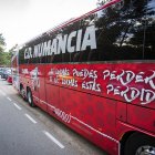 Autobus del Numancia en un desplazamiento. MARIO TEJEDOR