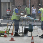 Dos trabajadores realizan sus labores en la zona de la estación de autobuses de Soria.-VALENTÍN GUISANDE
