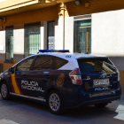 Vehículo policial en la puerta de la comisaría de Soria. HDS