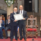 El alcalde de Ágreda entrega a Juan Calvo el título.-Eva Sánchez