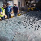 El alcalde comprueba la instalación de la maqueta en la mañana de ayer. GONZALO MONTESEGURO