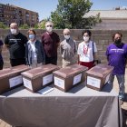 Cajas con los restos de los cuatro exhumados en La Riba y miembros de AMHRD