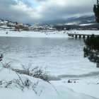 Vinuesa vista desde la otra orilla del embalse de Cuerda del Pozo a mediodía de ayer.-ENRIQUE MUÑOZ