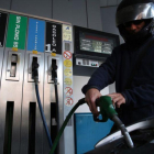 Un cliente pone gasolina a su motocicleta. HDS