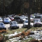 Coches estacionados a la subida de la Laguna.-HDS