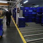 Trabajadores en la planta de Fico Mirrors en Soria. /V.G.-