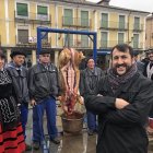 Armando García González, en primer plano con los brazos cruzados, ante el rito de la matanza representado en la Plaza Mayor de El Burgo de Osma.-- E.M.