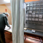 Un fallo informático, una papeleta marcada, la falta de censos y urnas sin precintar centran las anécdotas al inicio de las votaciones-- ICAL