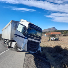Camión implicado en el choque mortal en Soria con el coche al fondo fuera de la carretera. MARIO TEJEDOR
