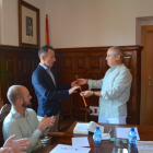 Luis José Lucas reibe el bastón de mando como alcalde de Navaleno, en principio hasta 2025. RAQUEL FERNÁNDEZ
