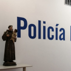La talla de San Antonio robada en Soria, 'fichando' en el cuartel de la Policía Local. HDS