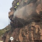 Operarios de Carreteras trabajando en el talud.-HDS