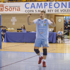 Jaime Pérez celebra un punto en la victoria ante el Barça Voleibol. MARIO TEJEDOR