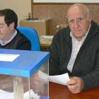 Un vecino de Dévanos vota en presencia del secretario y del alcalde. / EVA SÁNCHEZ-
