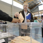 Ciudadano votando en un colegio electoral-LUIS ÁNGEL TEJEDOR