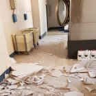 Detalle del falso techo desprendido tras impactar con el suelo de la lavandería del Mirón. HDS