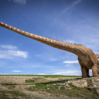 Réplica de un dinosaurio a tamaño natural ubicado en la comarca de Tierras Altas de Soria.-HDS