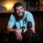 Sergio Izquierdo, en el escenario del Avalon, bar que regenta.-MARIO TEJEDOR