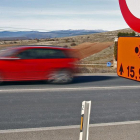 Una señal advierte de la posibilidad de controles de velocidad en un tramo concreto.-MARIO TEJEDOR