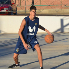 Diego Múzquiz, olvegueño de 13 años y 1,97 de altura, juegan en el equipo cadete del Estudiantes.-HDS