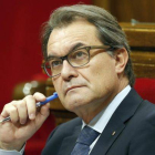 El presidente de la Generalitat, Artur Mas, durante una sesión de control al Govern del Parlament.-Foto: EFE / ANDREU DALMAU