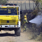 Una cuadrilla de tierra de la Junta interviene en in incendio ocurrido en La Omeñaca.-ÁLVARO MARTÍNEZ