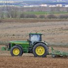 Un tractor labrando una finca en la provincia.-VALENTÍN GUISANDE