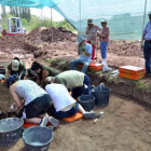 Descendientes y vecinos de Barcones observan los trabajos en la fosa mientras la excavadora busca el segundo enterramiento. / ÁLVARO MARTÍNEZ-