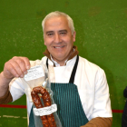 Javier Alonso sostiene una pieza de su chorizo con torrezno, una elaboración que concentra dos de los emblemas de la gastronomía de Soria. HDS