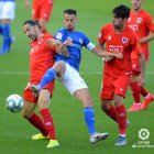 Mateu protege el balón, ayer, durante el partido entre el Numancia y el Real Oviedo. LaLiga.