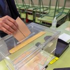 Un voto es depositado en una urna.-HDS