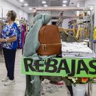 Un comercio en rebajas - MARIO TEJEDOR