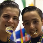 Hector Díez, a la derecha, con su medalla de oro.-RFEP