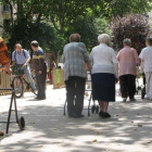 Un grupo de jubilados junto a una residencia de ancianos de Barcelona.-IMMA COY
