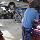 Un trabajador en un taller de Soria, en una imagen de archivo.-VALENTÍN GUISANDE