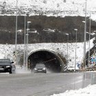Vehículos saliendo del túnel de Piqueras en una jornada invernal.-HDS