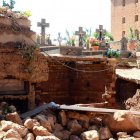 Muro destrozado por la riada de agua en el cementerio de Santa María de Huerta.-ÁLVARO MARTÍNEZ