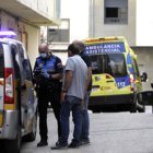 Efectivos de Policía y la ambulancia que trasladó al herido al hospital en la tarde del viernes-L.Á.T.