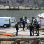 El cuerpo del joven ahogado en el río es introducido al furgón para su traslado después de que la jueza levantara el cadáver.-V.F.M.