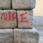 Restos de pintadas vandálicas en el acueducto de Segovia-Ical