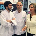 La consejera de Cultura y Turismo, Alicia García, presenta en Madrid el IV Congreso Internacional de Micología 'Soria Gastronómica'. En la imagen junto a los cocineros Oscar García(I) y Luis Tolormé.-ICAL