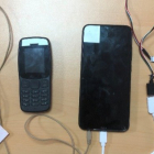 Teléfonos móviles conectados descubiertos en el examen.